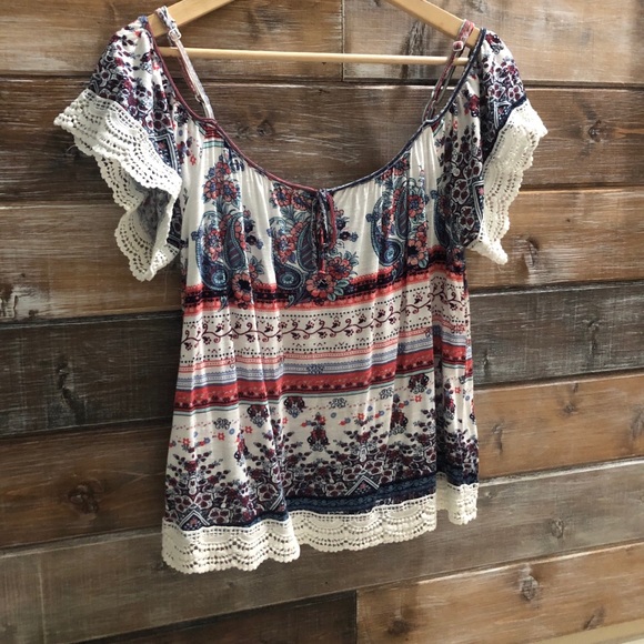 Almost Famous cold shoulder top. - Picture 1 of 7